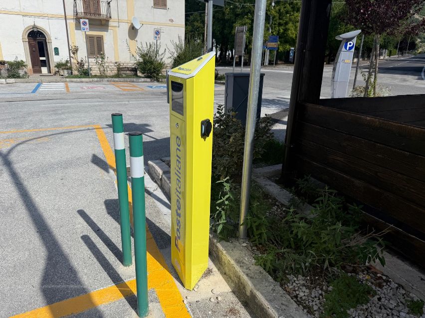 Poste Italiane, 87 colonnine attive: itinerari elettrici dai borghi del Gran Sasso alla costa
