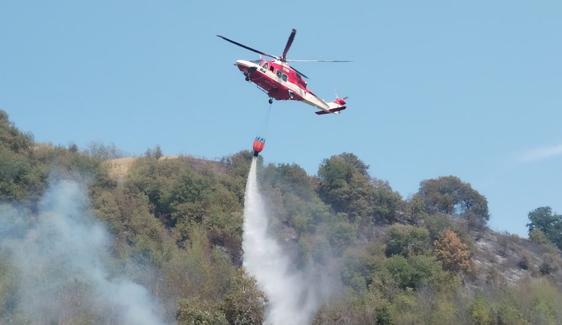 (VIDEO) Spente le fiamme a Montefino dopo ore di lavoro e imponente impiego di mezzi. Altro incendio domato nel Comune di Penna Sant’Andrea