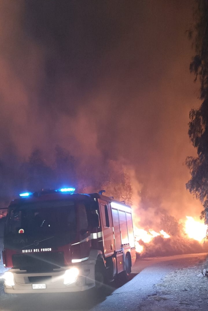 Fiamme a Montepagano. Vigili del Fuoco e Protezione Civile impegnati nello spegnimento