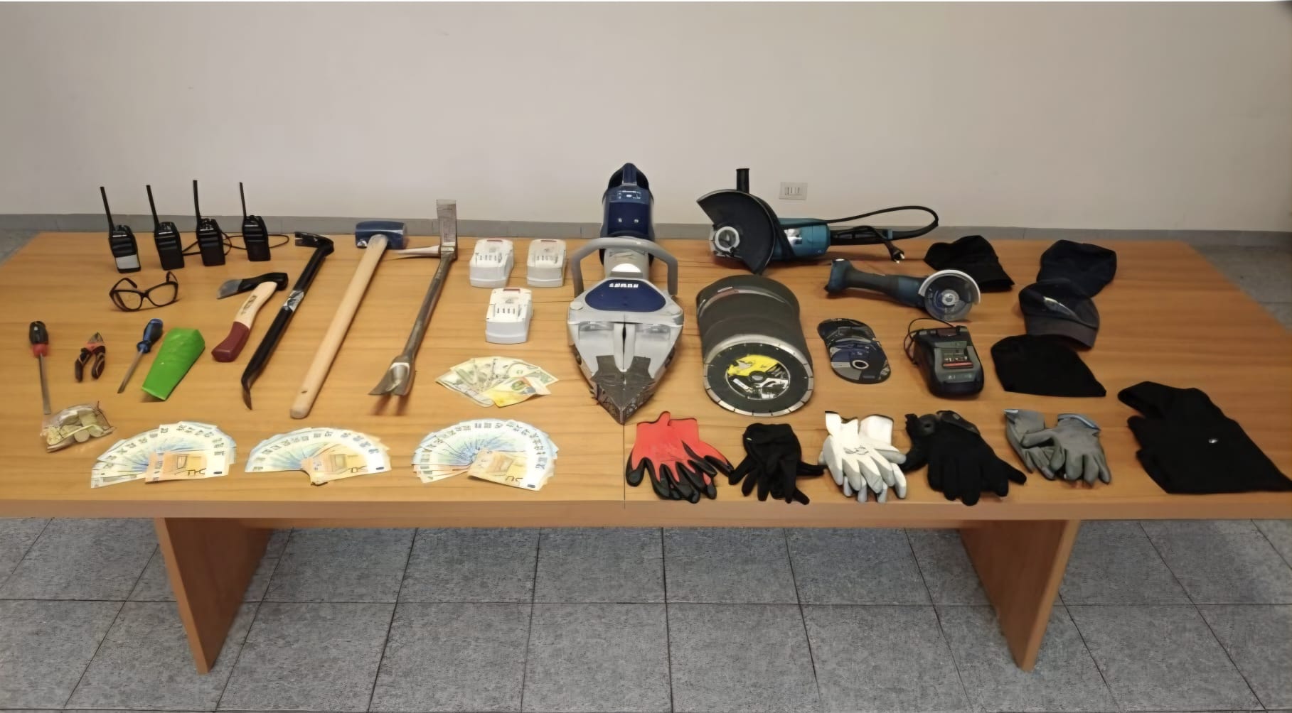 Inseguimento da film sulla A24: la Stradale blocca banda con arnesi da scasso e 20mila euro in contanti