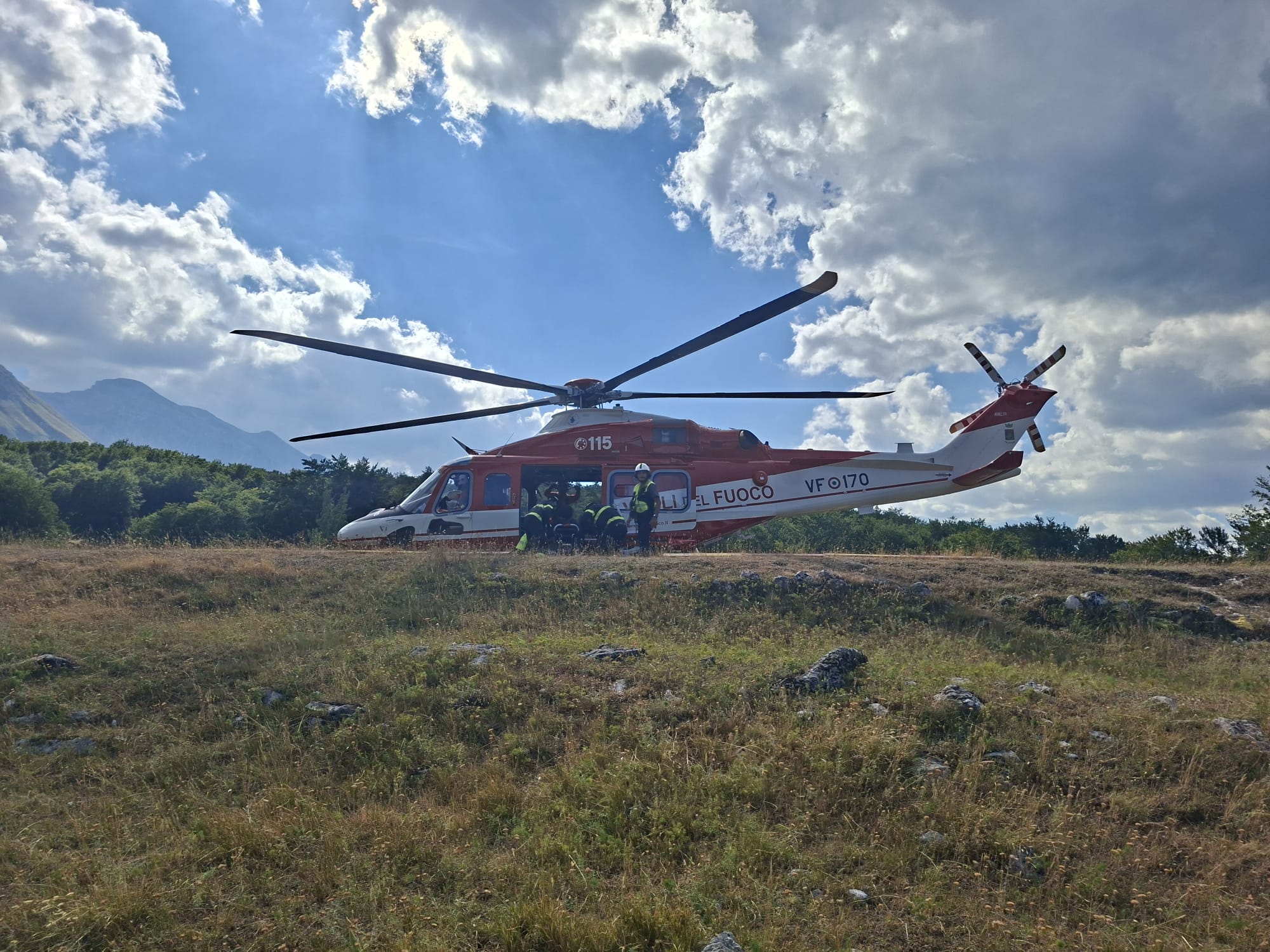 (VIDEO) Donna infortunata recuperata al rifugio Franchetti dall’elicottero dei Vigili del Fuoco