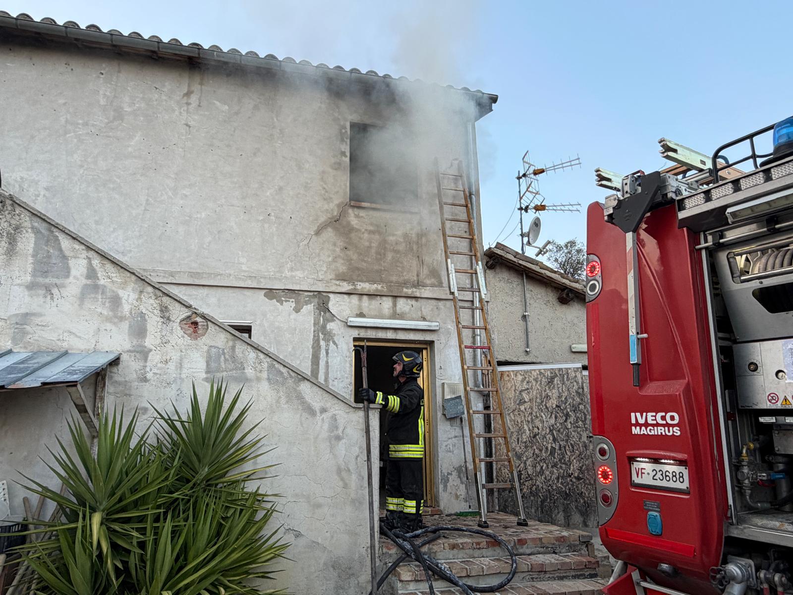 (VIDEO) A fuoco un’abitazione a Pastinella di Campli. I Vigili del Fuoco circoscrivono e spengono le fiamme. Illesi gli abitanti