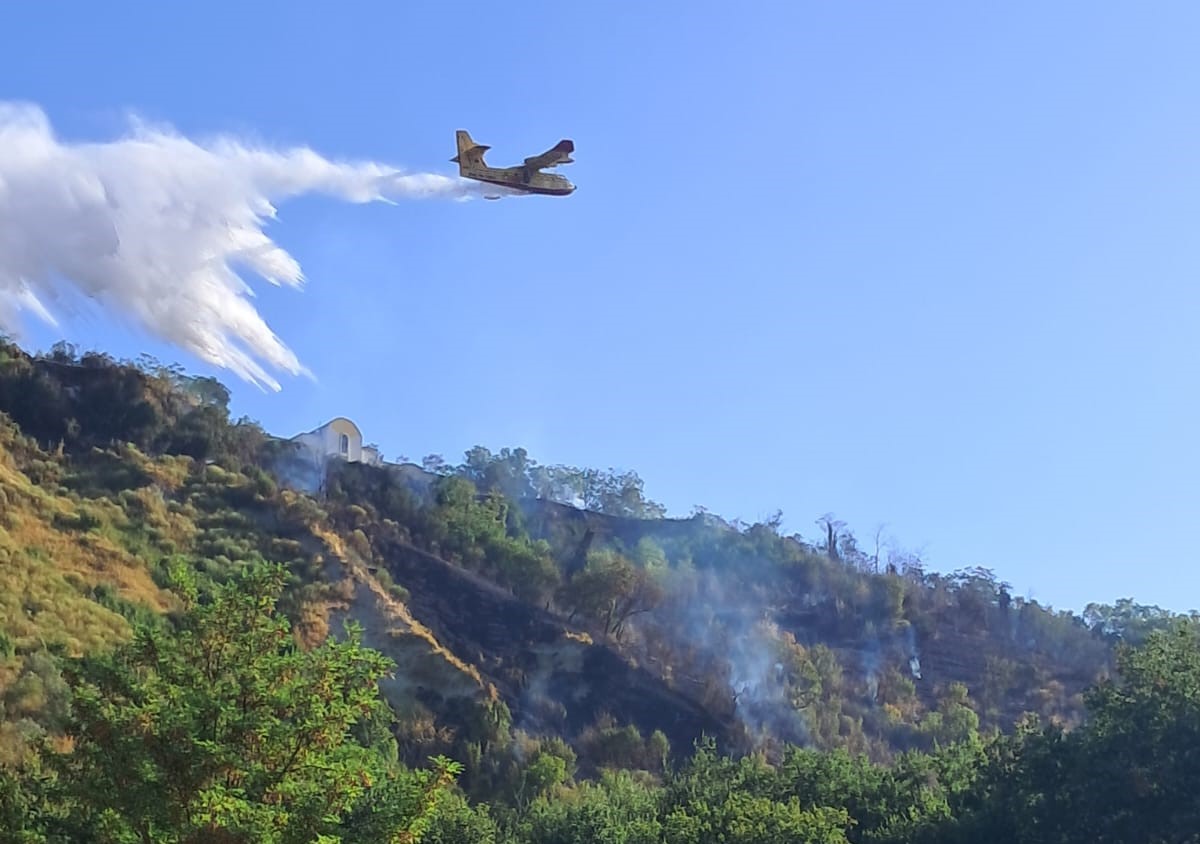 Ancora fiamme nel teramano: colpiti i comuni di Castilenti e Notaresco. Sgomberato un albergo