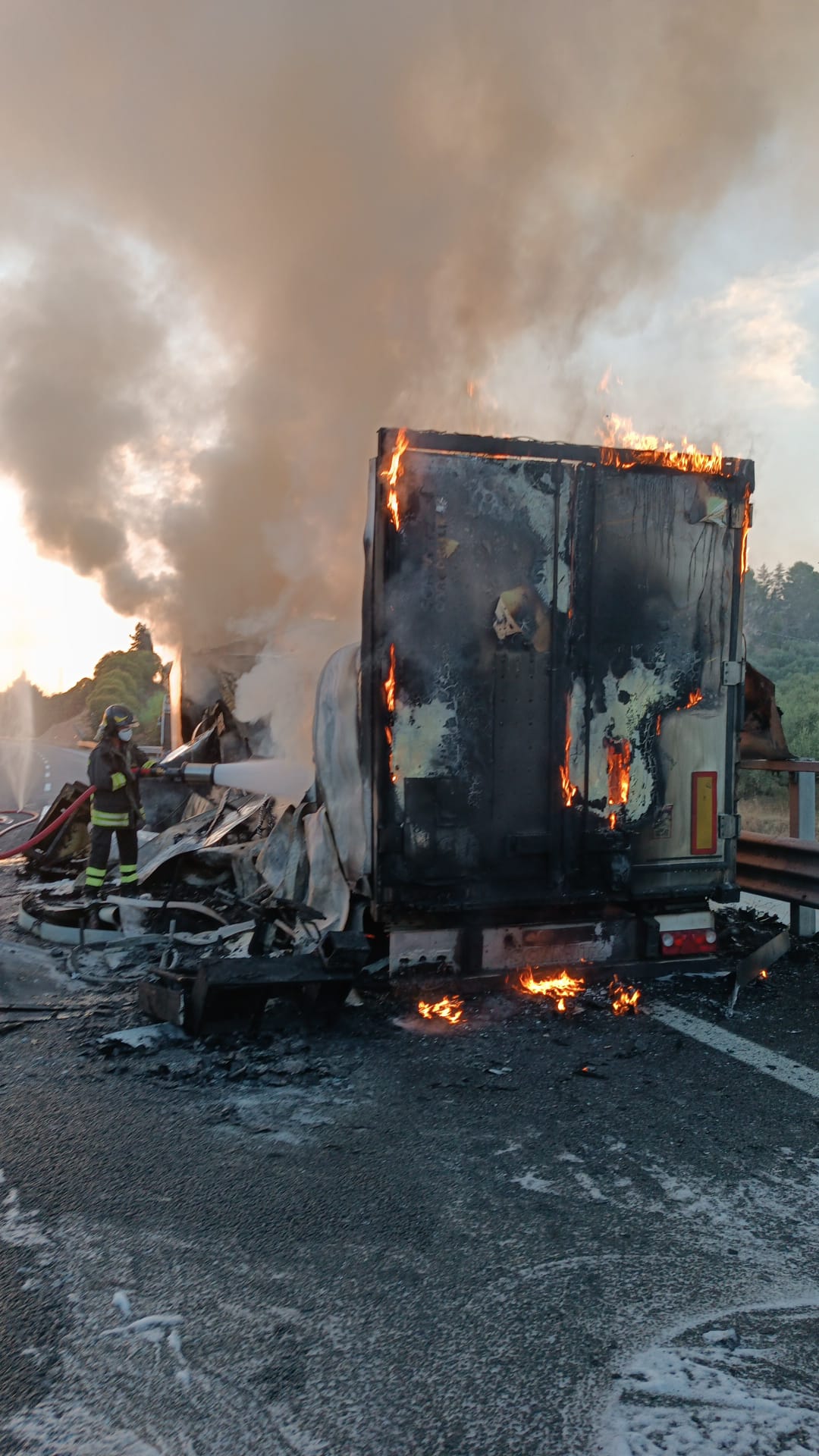 (VIDEO E FOTO) Castilenti e Campli, fiamme contenute dai Vigili del Fuoco; terzo incendio sull’autostrada, coinvolto un camion (aggiornamento alle ore 21 in coda)