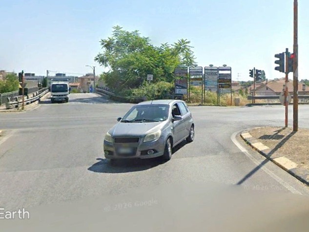 Si schianta contro il guardrail e si allontana a piedi.