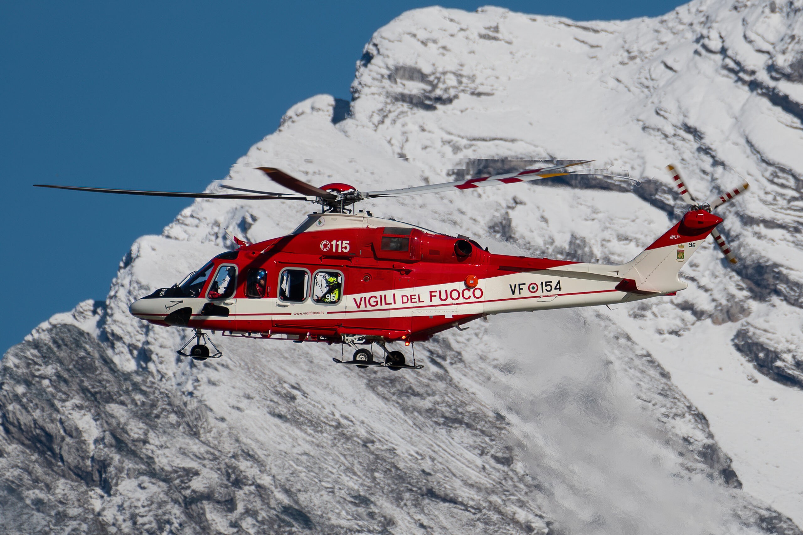 Grida sul Gran Sasso. L’elicottero dei Vigili del Fuoco in cerca di persone in pericolo