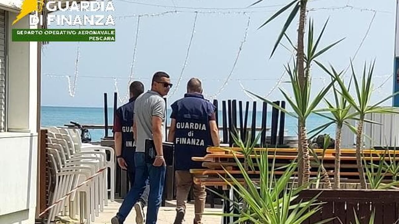 Silvi: individuati cinque lavoratori in nero. Sanzioni salate per uno stabilimento balneare