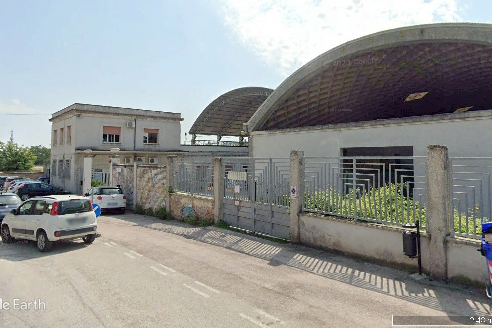 Entrano alla ex Villeroy e Boch, danneggiano due auto e tentano di appiccare un incendio