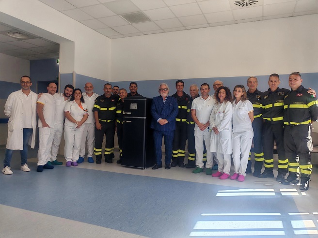 L’associazione “Grisù” dei Vigili del Fuoco dona un frigorifero alla Pneumologia di Teramo