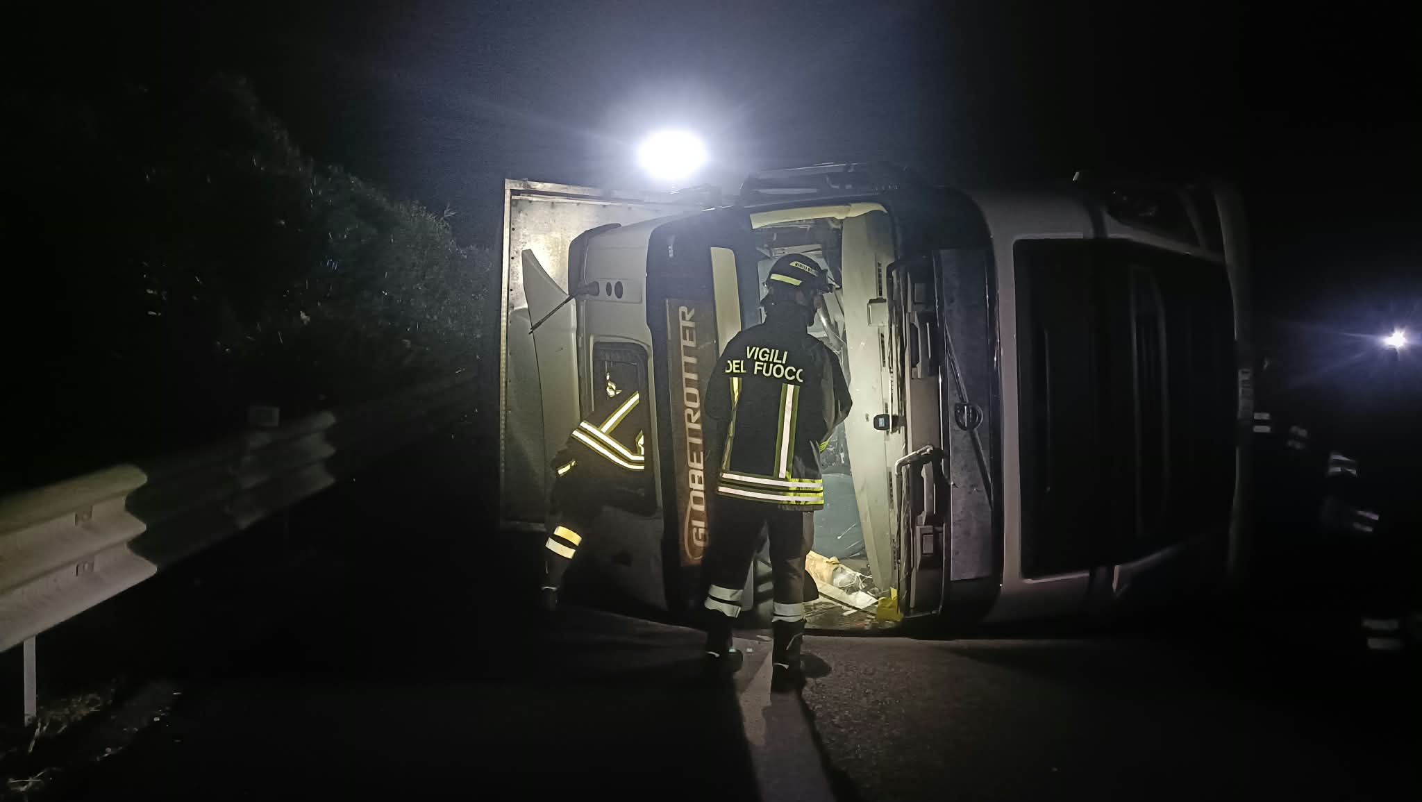 Si ribalta autoarticolato sulla A14, Illeso l’autista. Tratto temporaneamente chiuso alla viabilità