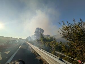 VIDEO. Incendio lungo l’A14, fumo sulla carreggiata nel territorio di atri