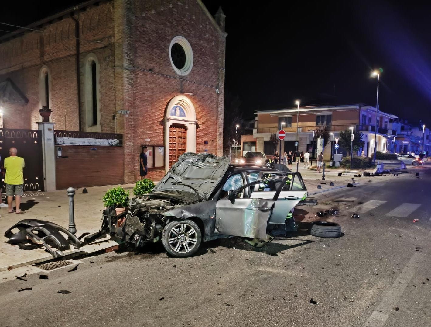 Cologna. Incidente sulla Statale 16: auto spezzata in due, quattro giovani feriti – AGGIORNAMENTO IN CODA