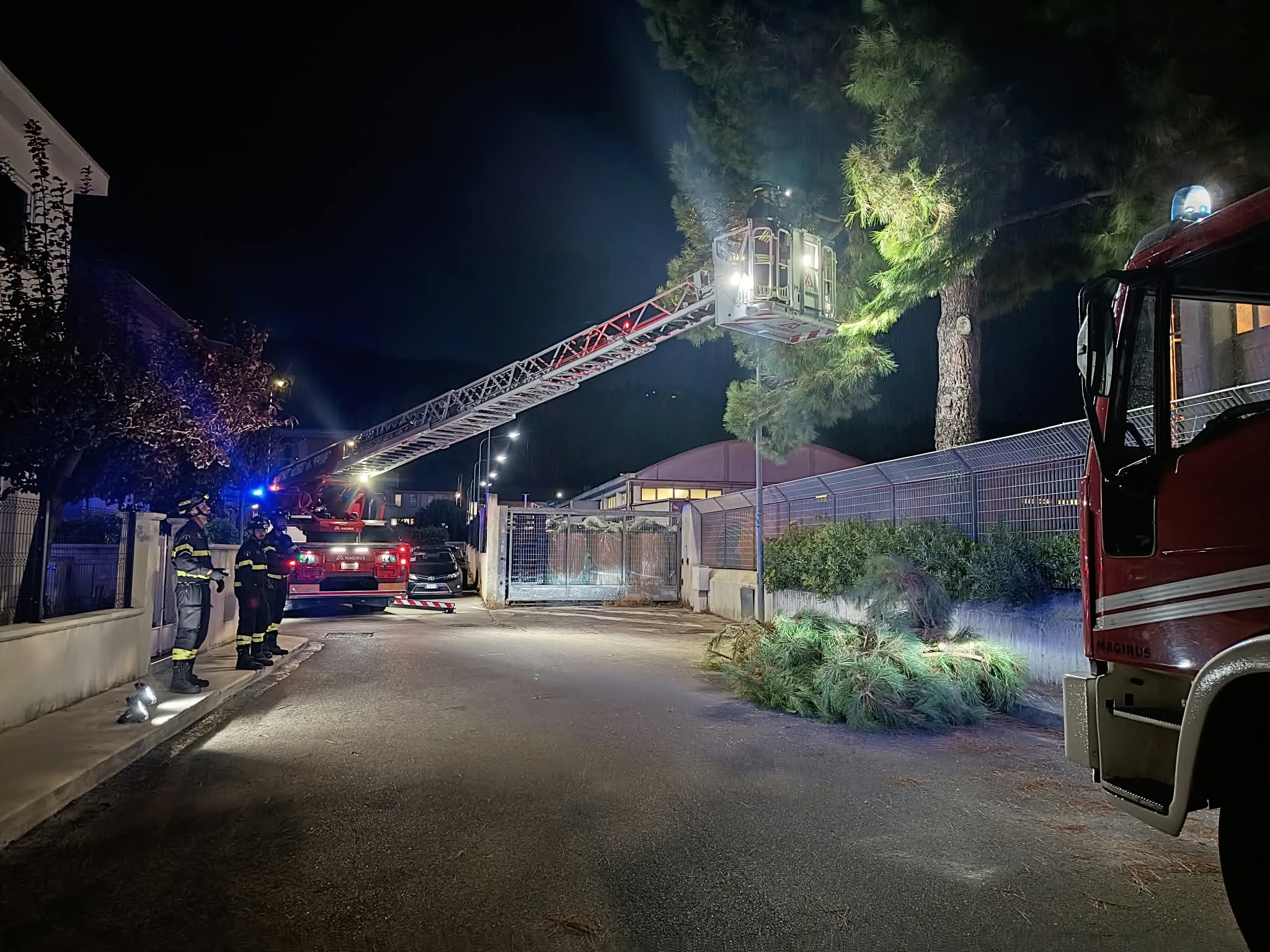 Maltempo nel Teramano: 15 interventi dei Vigili del Fuoco tra alberi caduti e frane