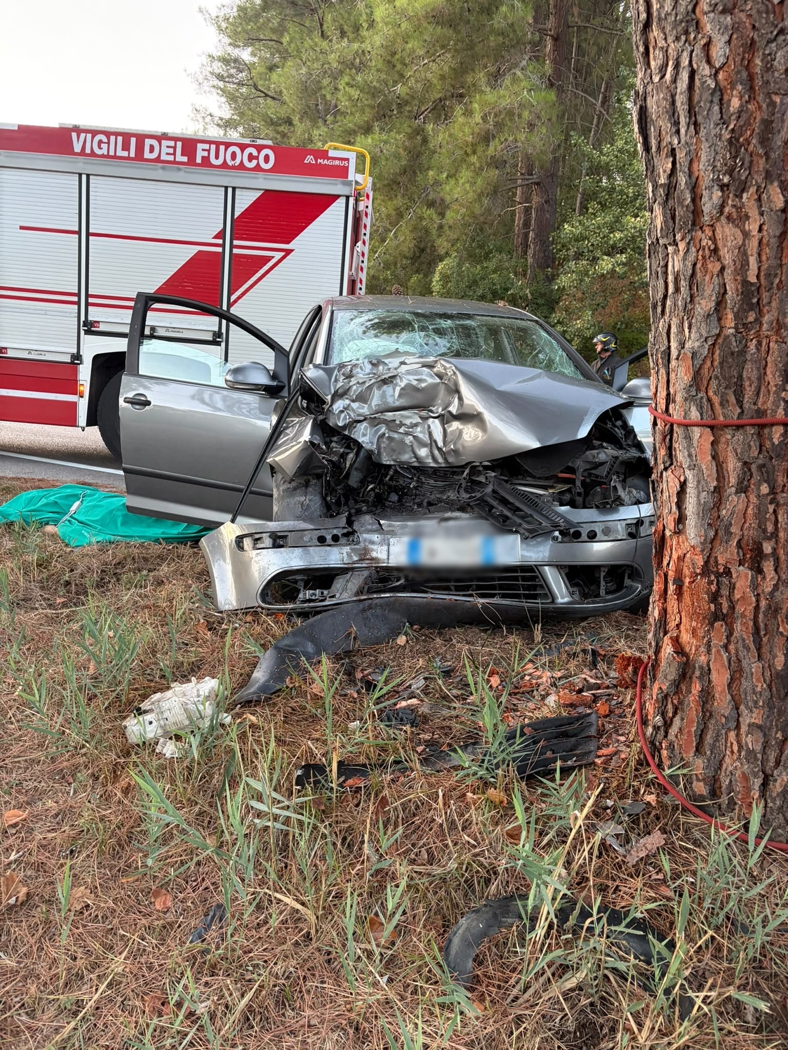 Muore una donna 27enne sulla SP8 a Sant’Omero. L’auto su cui viaggiava si è schiantata contro un albero.
