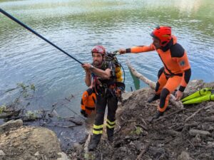 Valle Castellana: pick–up finisce nel Lago di Talvacchia, salvi i due giovani a bordo