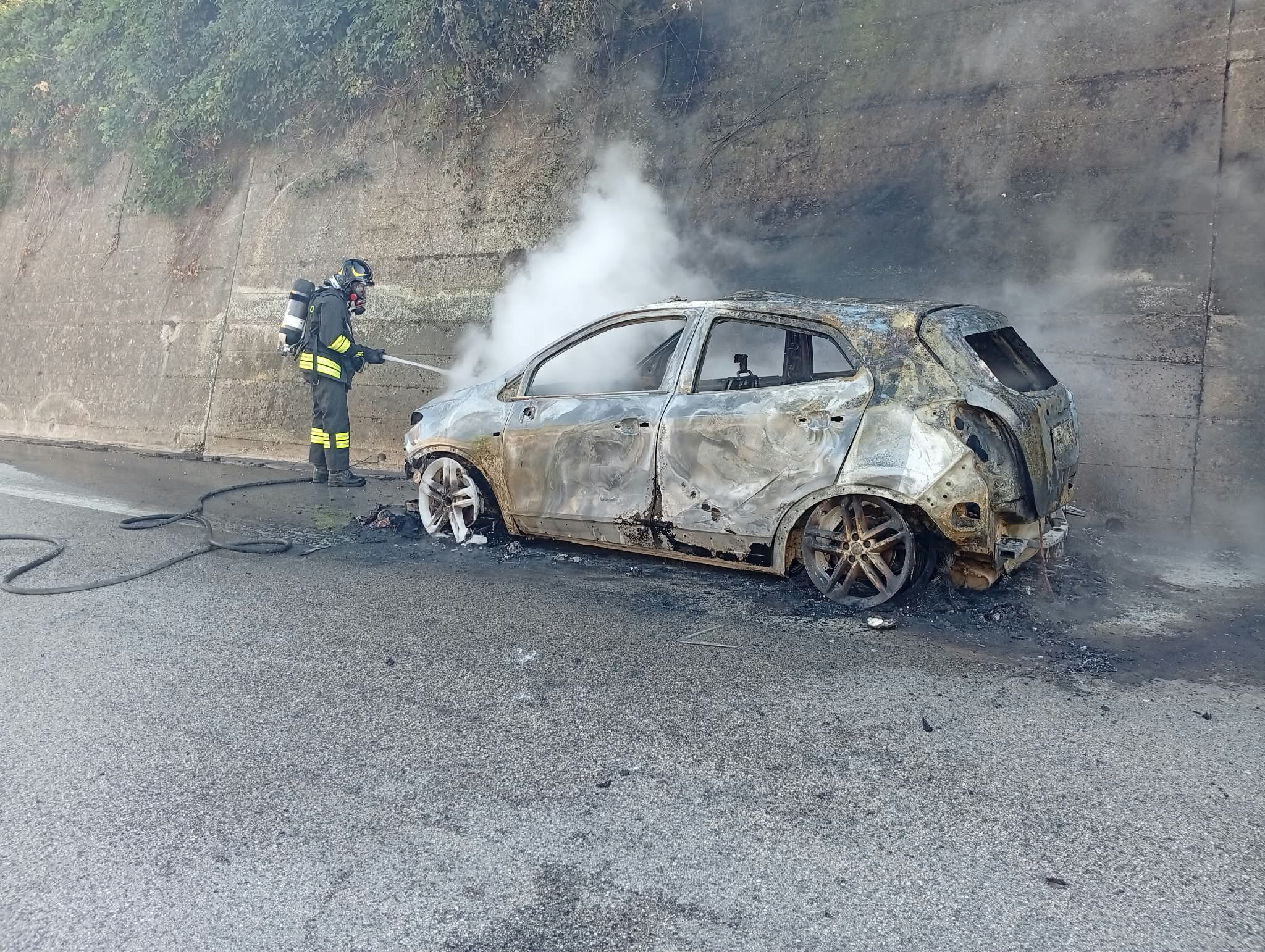 VIDEO. Silvi, auto in fiamme sulla SS553, salvo il conducente: traffico temporaneamente bloccato