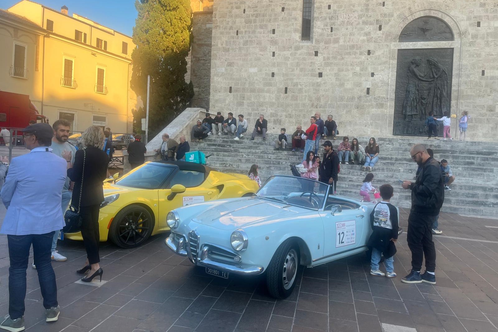 Teramo si trasforma in un museo a cielo aperto: la “100 Miglia di Eleganza” oggi in Piazza Martiri