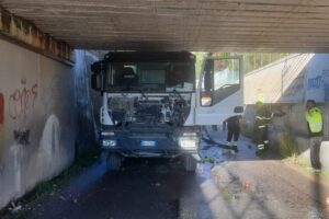 Martinsicuro. Camion si infila nel sottopasso e si incastra, temporanea interruzione del transito ferroviario
