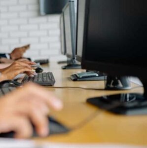 L’Aquila. Troppo curioso dipendente di un call center: Spiava le posizioni di Meloni e Tajani. indagato