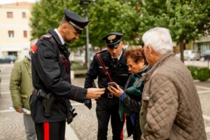 Pineto, sventata la truffa del falso carabiniere: due arresti dopo l’inseguimento sulla statale
