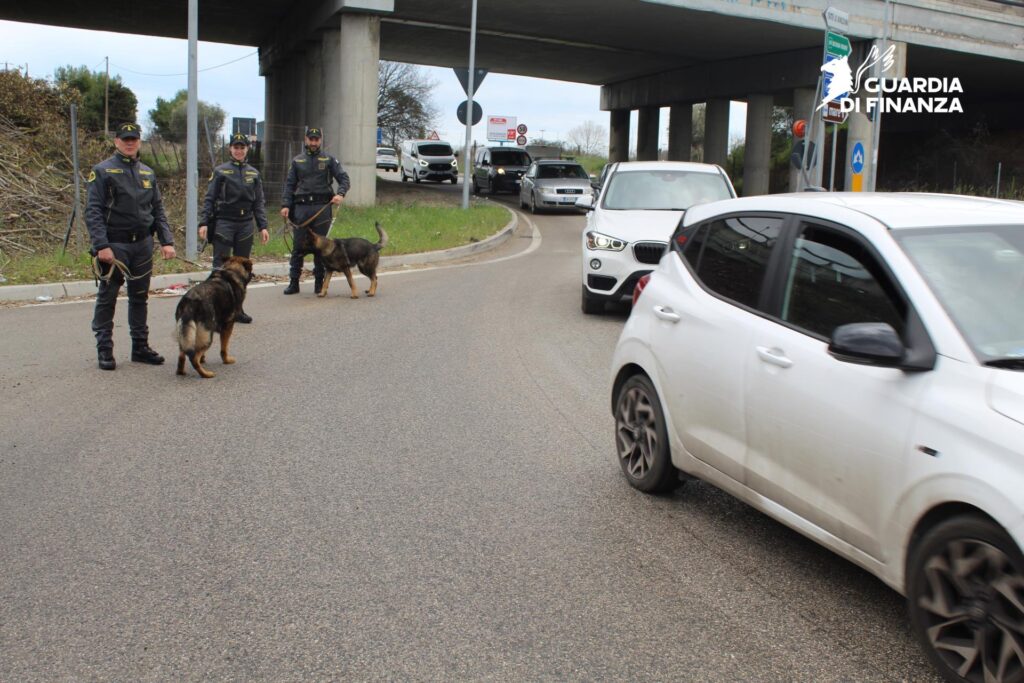 Guardia di Finanza. Estate sotto verifica: sequestrati 11.000 prodotti non sicuri e 350 capi contraffatti e scovati 30 lavoratori in nero