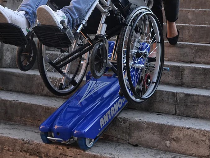 Arriva il montascale alla Primaria di Campli, una risposta contro le barriere architettoniche. Soddisfazione del sindaco Agostinelli