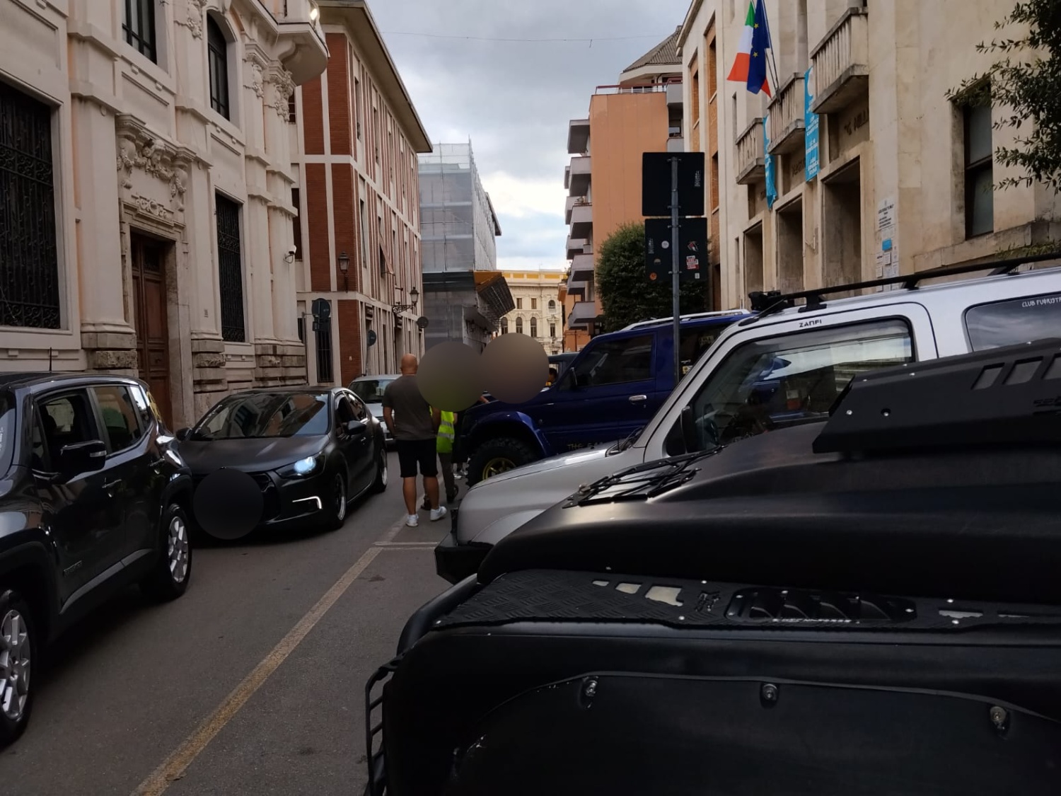 Ingorgo in via Carducci. Box ingombranti e auto contromano, proteste di residenti e operatori economici