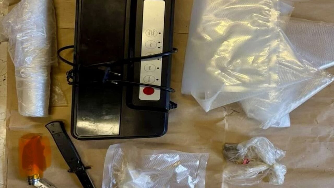 Oltre tre chili di cocaina in casa: arrestato 50enne