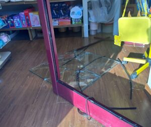 Martinsicuro. Ladri alla cartoleria La Libraria, molti danni per pochi spicci