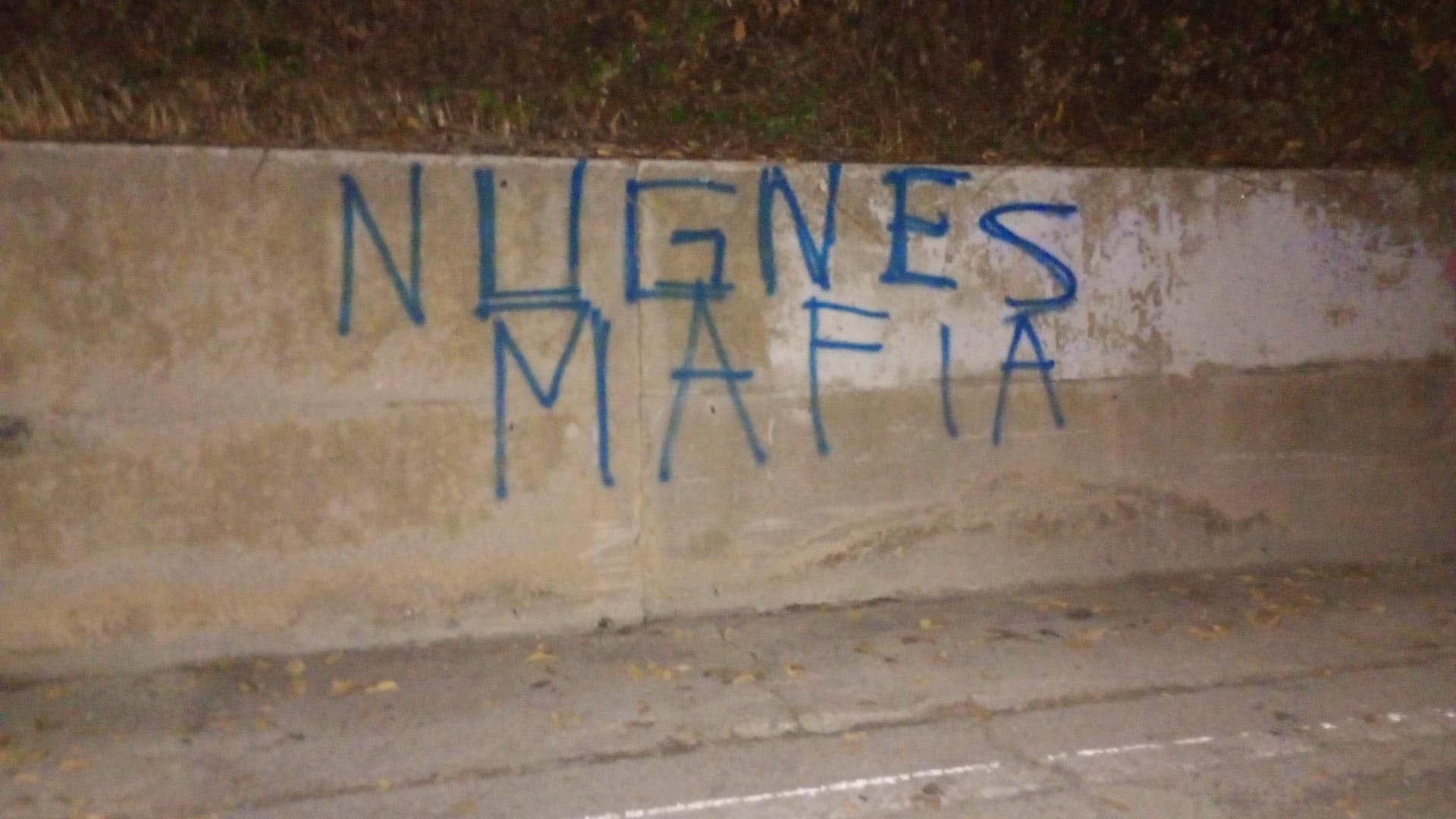 Anche Fare per Roseto e Per Nugnes Sindaco condannano le scritte apparse sui muri della città contro il sindaco Mario Nugnes.