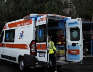 Auto contro un albero a Sant’Omero: gravi due giovani