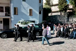Stamani a Tottea il saluto ad Andrea Moretti, davanti ad una comunità attonita e ancora incredula